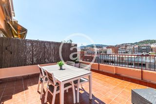 Miete Dachwohnung  C/ de la legalitat. Ático en alquiler temporal de 2 habitaciones con terraza en grac
