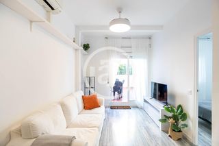 Rent Penthouse  Travessia de sant antoni. Ático de alquiler temporal de 1 habitación con terraza en gracia