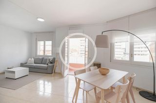 Location Attique  Carrer de la travessera. Piso de alquiler temporal de 3 habitaciones y 2 baños en cornell