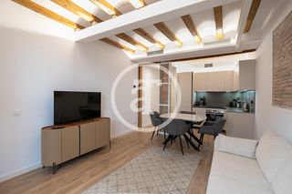 Lloguer Pis  Carrer dels còdols. Piso de alquiler temporal de 3 habitaciones y 3 baños con balcón