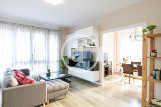 Lloguer Pis  Carrer de numància. Piso de alquiler temporal de 3 habitaciones con balcón y terraza