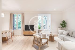 Lloguer Pis  Carrer de bailèn. Piso de alquiler temporal de 3 habitaciones y 3 baños, con terra