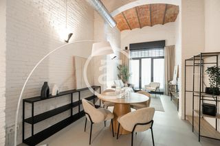 Lloguer Dúplex  Carrer de la diputació. Dúplex de alquiler temporal de 2 habitaciones y 2 baños con terr