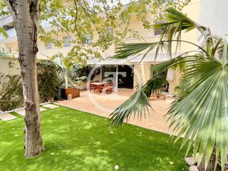 Location Appartement  C/ dels almogàvers. Dúplex de alquiler temporal con piscina y jardín en barcelona