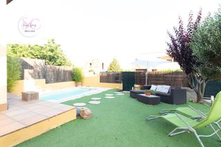 Casa adosada en Calle mas sagrera 19. Chalet con jardín y piscina privada en la exclusiva ubicación re