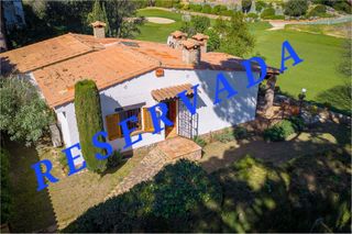 Casa aparellada a Carrer de pujada a l'hotel 192. No es una casa, es un estilo de vida
