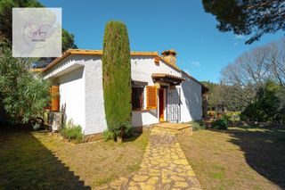 Casa aparellada a Carrer de pujada a l'hotel 192. No es una casa, es un estilo de vida