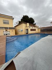 Casa a Carrer de l'estaca 14a. Casa a cuatro vientos en fondo sumella