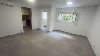 Flat in Carrer de josep coroleu 48. Piso reformado moderno economico