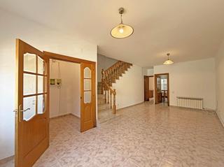 Semi detached house in Ca n'Oriac. Casa adosada con plaza de párquing en venta en ca noriac