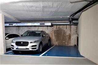 Aparcament cotxe  Carrer d'anglesola. Para choche grande, con fácil acceso