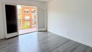 Location Appartement  D'arenys. Alquiler de temporada . junto vall dhebron, reformado  con terra