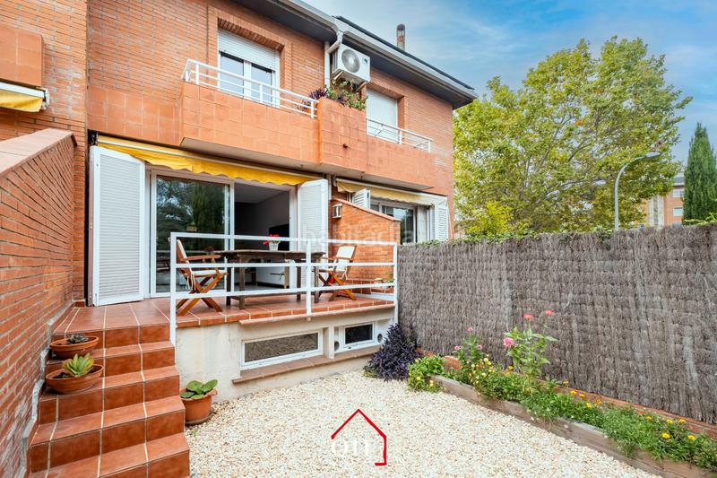 Foto 6e9c2d2d-4e9b-40a5-99c4-1e5ec0cd9ad8. Casa adossada amb xemeneia calefacció aparcament a Sant Cugat del Vallès