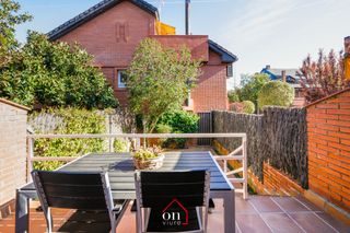 Casa a Eixample. Chalet adosado en venta en eixample