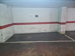 Aparcament cotxe a Carrer illa 32. Plaça pàrquing centre girona