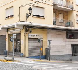 Lloguer Local Comercial a Avenida avenida del general pereyra 19. Excelente local esquina a dos calles en alquiler con escaparate.