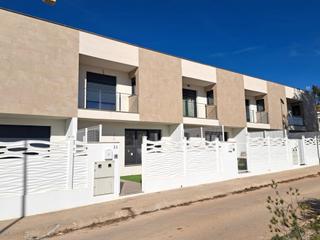 Casa adossada a Calle camporrobles. Espectacular adosado de obra nueva con dos patios orientados al