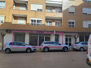 Lloguer Local Comercial a Avenida valencia 32. Amplio local con mucha luz y oficina.