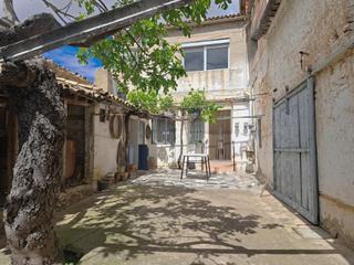 Casa a Calle valencia 24. Excelente casa en planta baja con amplio patio y fachada a dos c