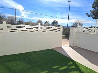 Casa adossada a Calle camporrobles. Espectacular adosado de obra nueva con dos patios orientados al