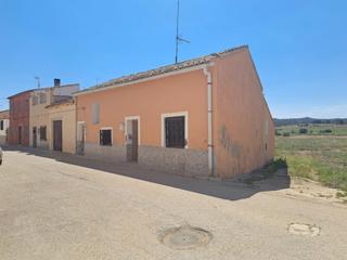 Casa aparellada a Calle mayor cojos 21. Amplia casa de pueblo con patio y gran garaje.