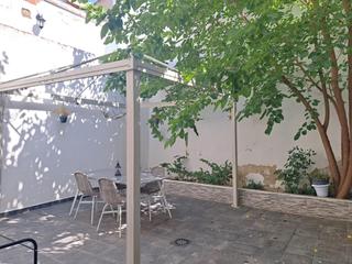 Casa adossada a Calle estrecha pedrones 1. Bonita casa de pueblo totalmente reformada con patio y garaje.