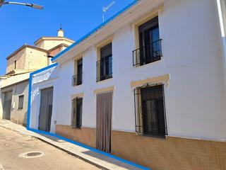 Maison jumelée à Calle pozo del 11. Bonita casa de pueblo en camporrobles en muy buen estado con pat