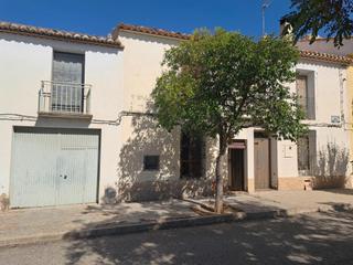 Reihenhaus in Calle calle requena casas río, 23 23. Casa con patio y garaje junto al río.
