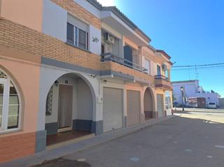 Casa adossada  Calle valencia isidros 6. Adosado en perfecto estado de conservación con patio y garaje.