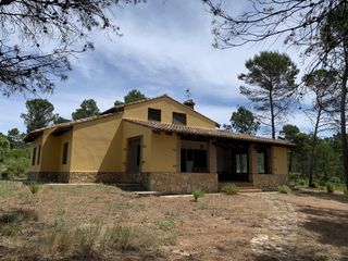 Masia a Viñuelas. Espectacular finca rústica con piscina cerca de requena.