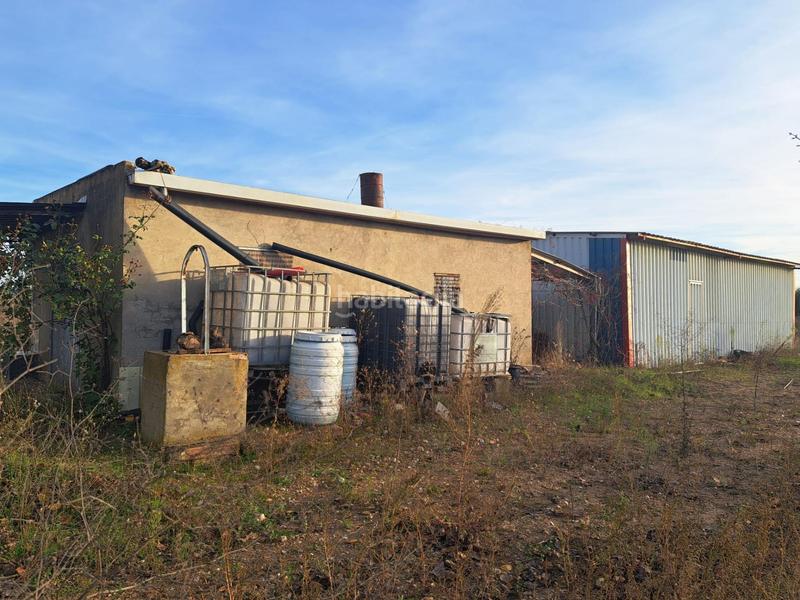 Foto 45189424-4ed2-475f-8a89-ca1199d3a948. Masía en calle calle Requena casa de campo próxima a con pequeña nave. en Requena