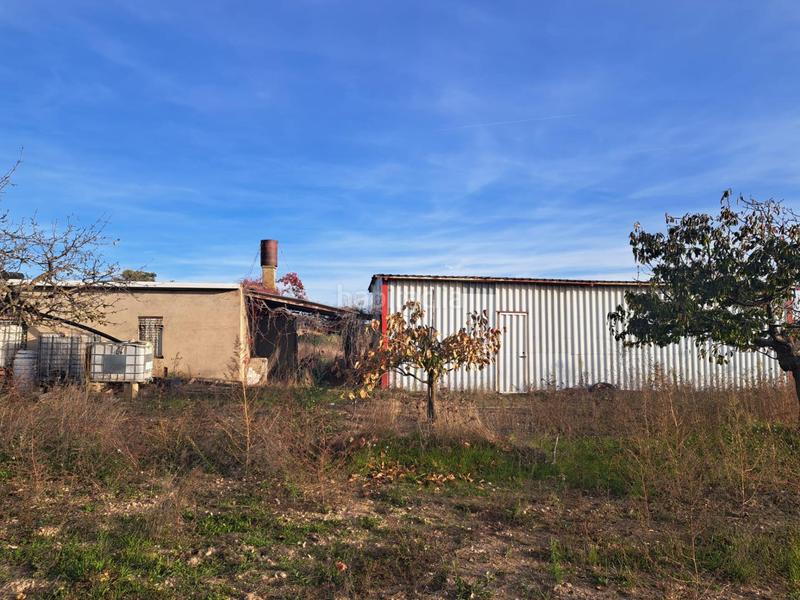 Foto 51c957ab-b4f9-46d5-b38d-8e3b54102a88. Masía en calle calle Requena casa de campo próxima a con pequeña nave. en Requena