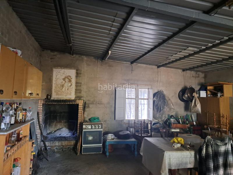 Foto e5847bf4-58ac-4c08-938e-16ee94a1f541. Masía en calle calle Requena casa de campo próxima a con pequeña nave. en Requena