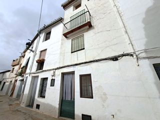 Casa adossada en Calle de la era 10. Casa en requena para entrar a vivir.