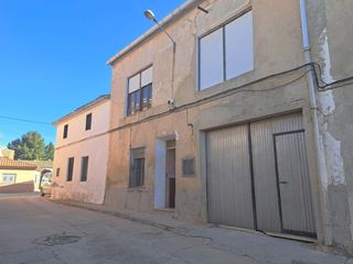 Casa en Calle huertas 32. Casa de pueblo con patio, garaje y gran potencial en fuenterrobl