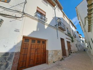 Casa en Calle poblete 18. Encantadora casa con garaje en el emblem�tico barrio de la villa