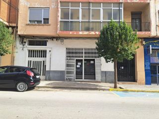Local Comercial en Avenida de valencia 45. Amplio local comercial a pie de calle, con doble altura y ubicad