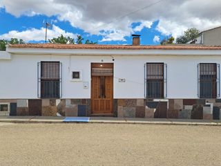Casa en Calle mediodia san juan 18. Bonita casa de pueblo con patio y garaje en san juan