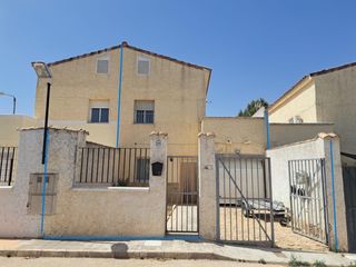 Casa a schiera  Calle requena roma 18. Cómoda y bonita casa con patio y garaje en roma.