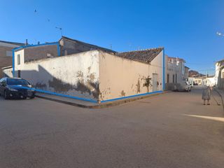 Casa  Avenida duques casas eufemia 1. Amplia casa de pueblo con fachada a tres calles con patio y gara