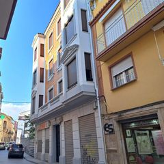 Appartamento in Requena. Bonito piso muy amplio con techos altos en pleno centro,  junto