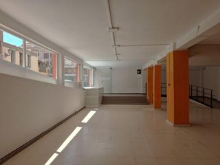 Locale commerciale in Avenida general pereyra 21. Local en venta en pleno centro de requena muy soleado.