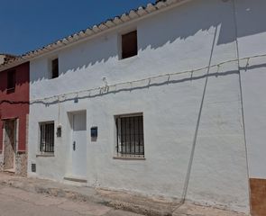 Haus  Calle horno del yeso 12. Casa de pueblo con patio y garaje en caudete de las fuentes.