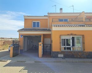 Casa adossada a Calle union isidros 2. Magnífico adosado de reciente construcción con patio y amplias t