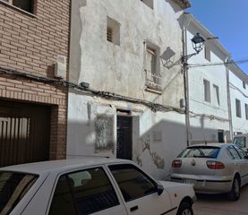 Casa in Calle de talega 13. Casa con patio, terraza y cubierta recientemente renovada.