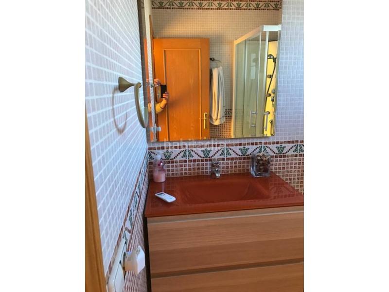 Foto a0bb2960-ba70-4f82-8fb4-9041454314c7. Chalet actualmente inkiokupa en negociación!! chalet precioso totalmente esquinero y muy iluminado en la mejor zona , z en Valls