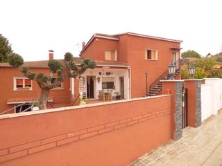 Casa a Bisbal del Penedès (La). Casa con tres viviendas