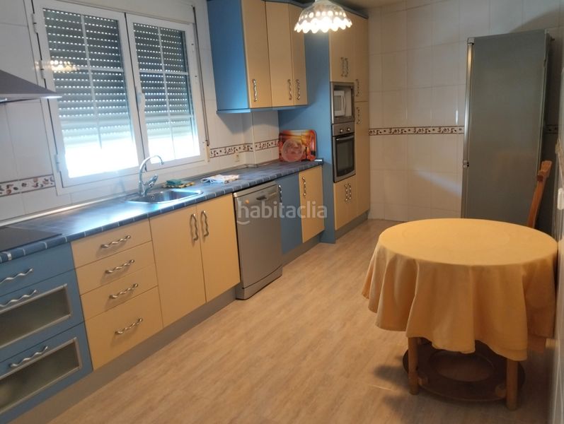 Foto bce11fc1-da4f-4e8c-bebc-c62753f3a314. Casa adossada amb xemeneia calefacció aparcament a Bargas