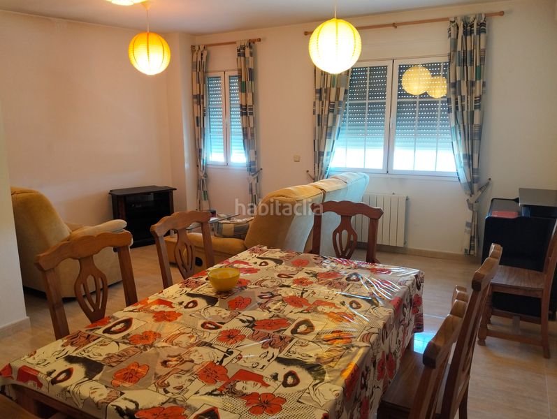 Foto bdf9343d-fcea-42d4-b353-e0b256452493. Casa adossada amb xemeneia calefacció aparcament a Bargas