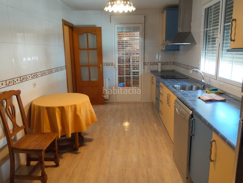 Foto c2a2c293-fb6d-4689-ae8a-12f34472a7e3. Casa adossada amb xemeneia calefacció aparcament a Bargas